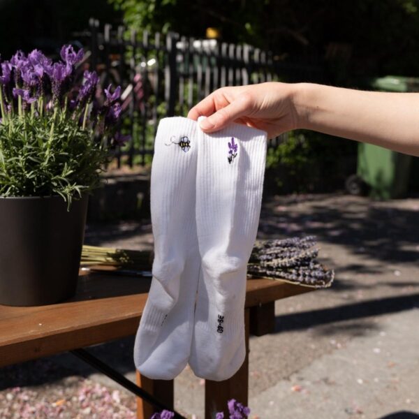 Synix Busy Bee sustainable socks in white with bee and lavender embroidery