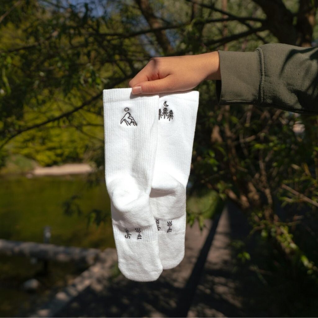 Synix Day & Dusk sustainable socks in white with mountain and pine tree embroidery