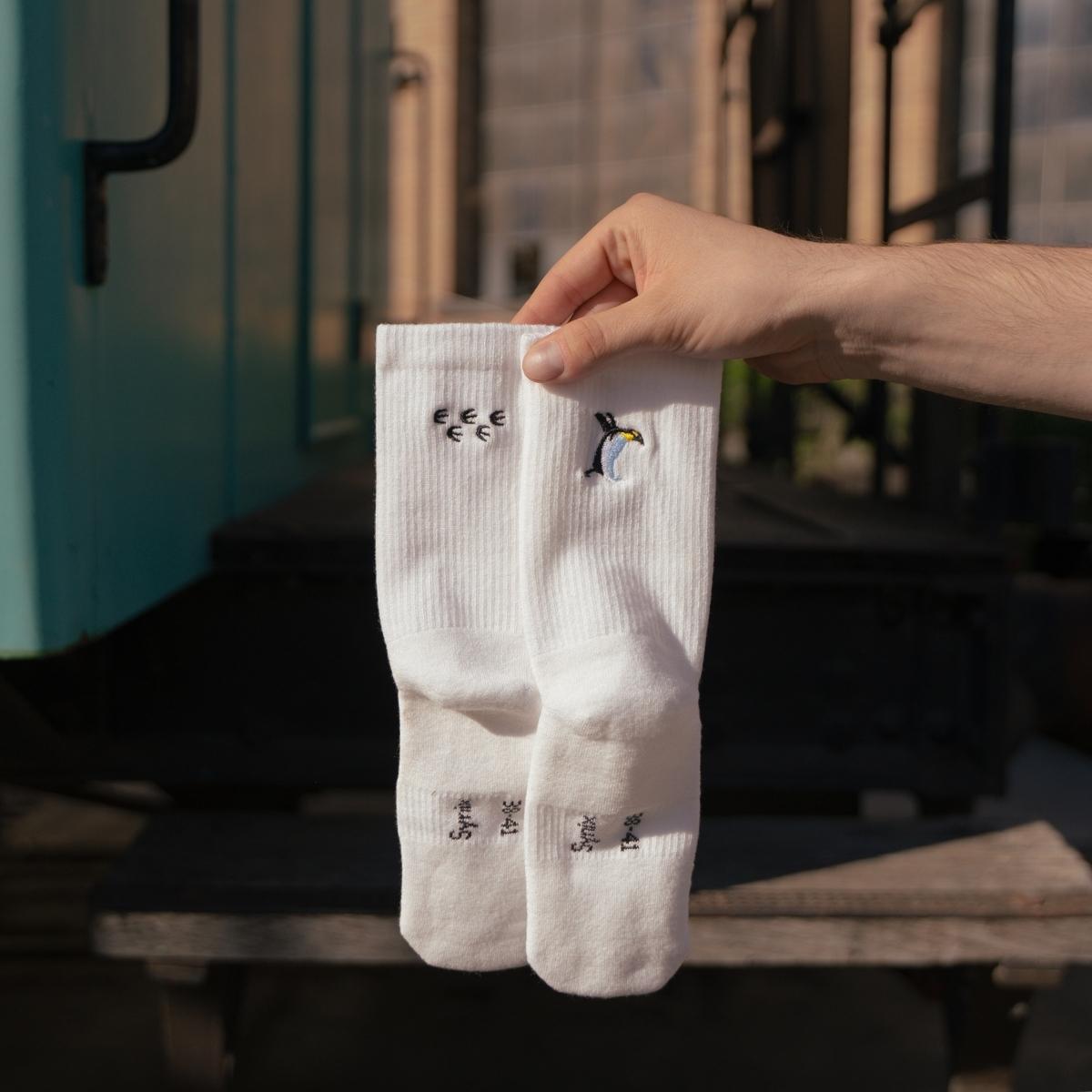 Synix Hoiho sustainable socks in white with penguin and bird track embroidery in Summer